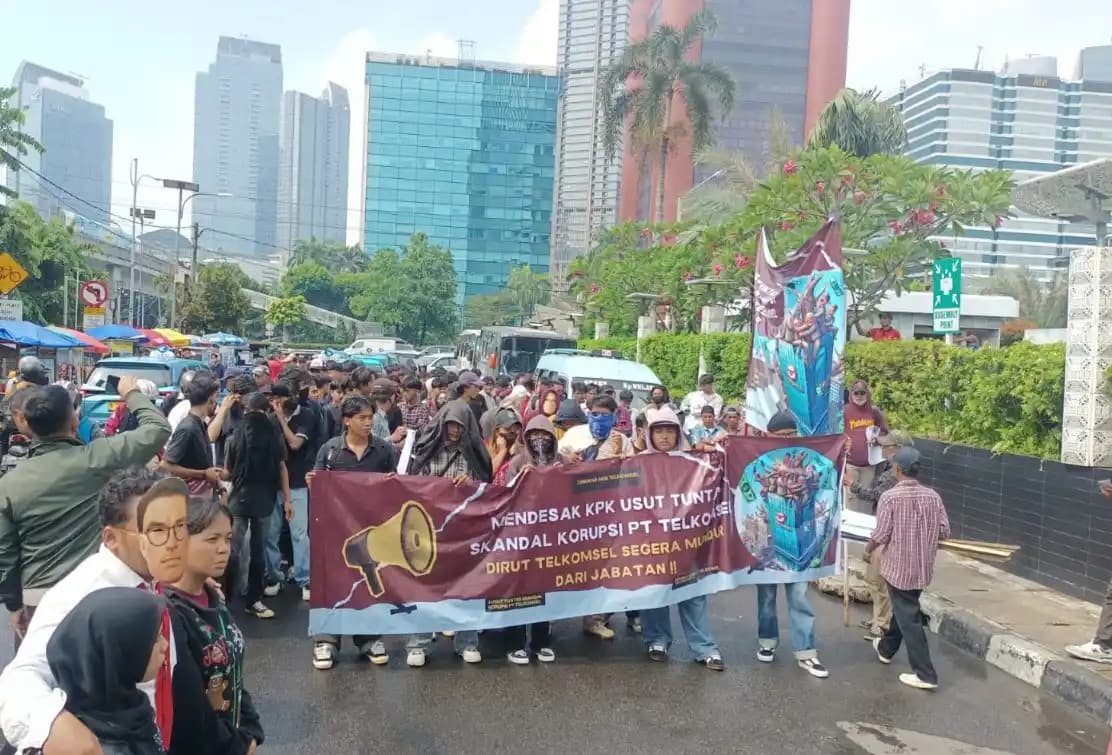 Ratusan Massa Geruduk Gedung Telkomsel Tuntut Pencopotan Dirut Nugroho