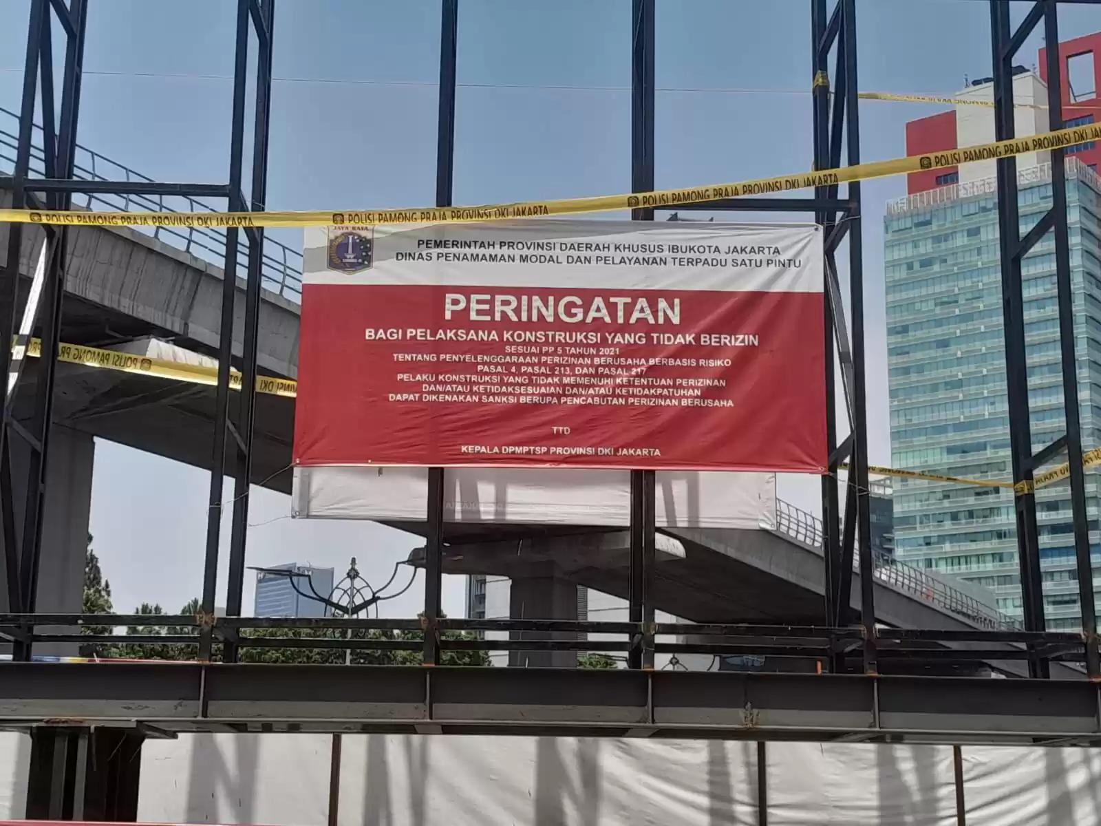 Reklame di trotoar pasar festival Jalan Karet Kuningan, Jakarta Selatan yang disegel DPMPTSP