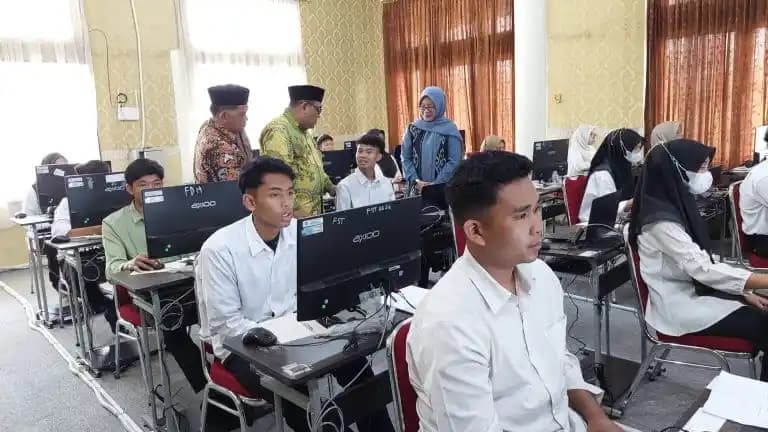 Rektor UIN STS Jambi, Prof. Dr. Kasful Anwar, M.Pd., meninjau langsung pelaksanaan SSE UM-PTKIN 2025 di laboratorium komputer UTIPD