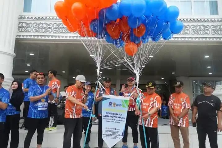 Rektor UMSU Prof Agussani saat melepas balon tanda dimulainya lari 10 km dan 5 km