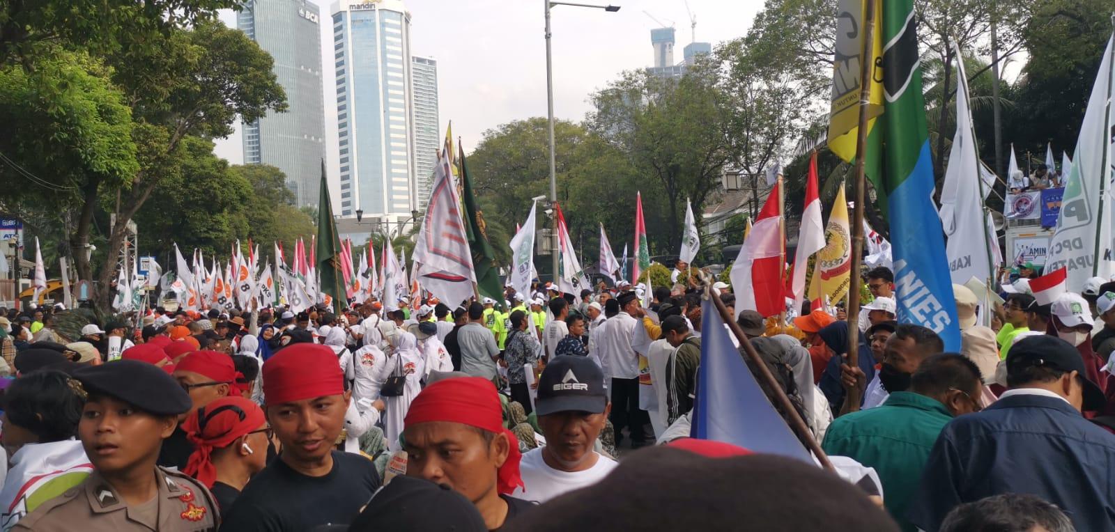 Ribuan Simpatisan Hingga Relawan Sambut Anies-Muhaimin di Gedung KPU