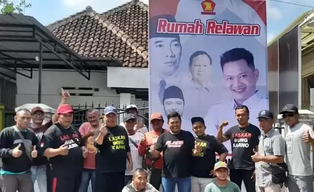 Relawan dan simpatisan berfoto bersama di depan Posko (Foto: Dok MI/JK)