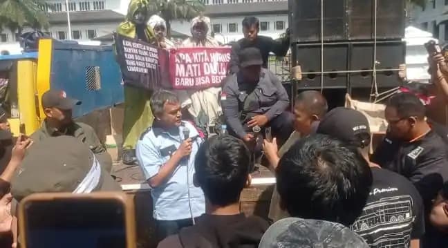 Ribuan orang saat menggelar aksi damai di depan Gedung Sate