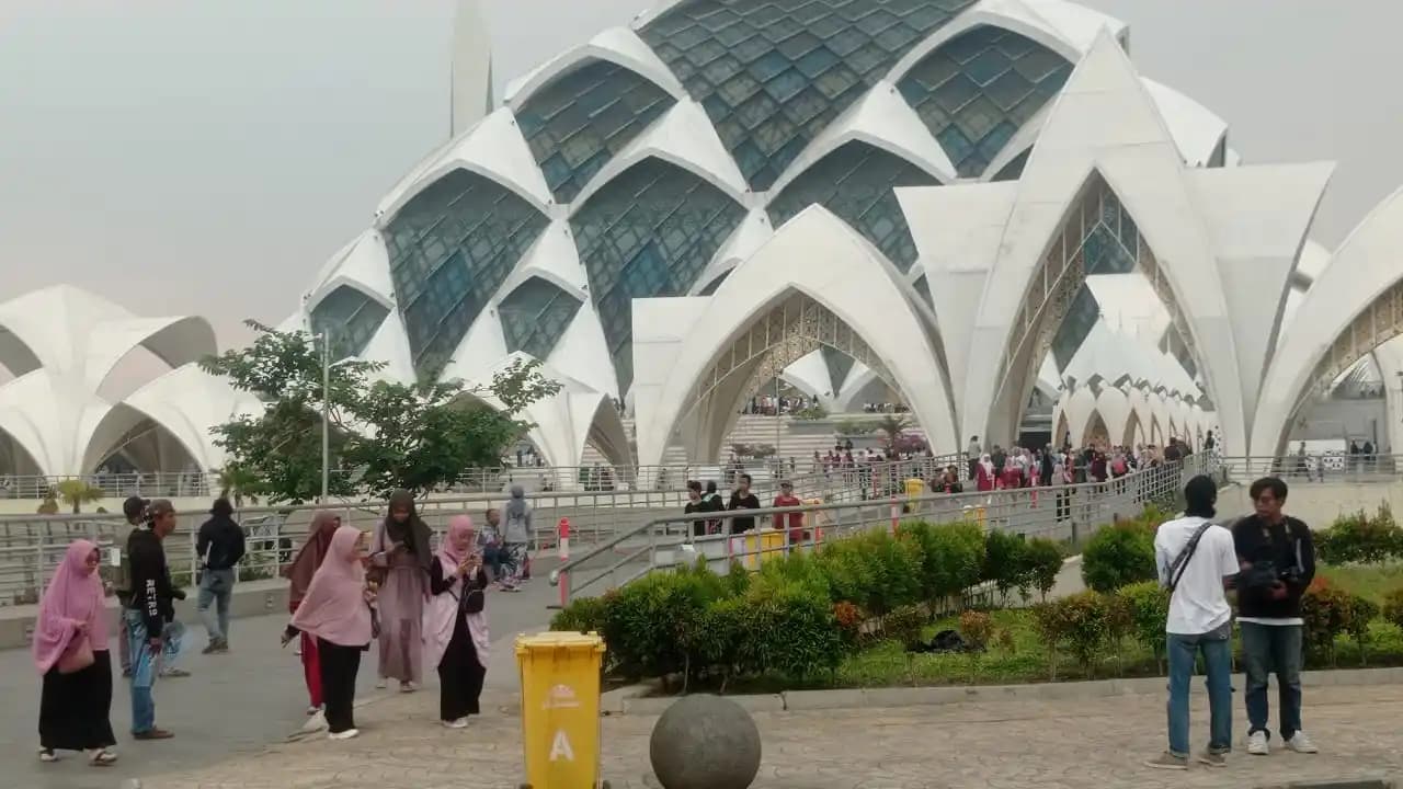 Ribuan warga berkunjung ke Masjid Raya Al-Jabbar