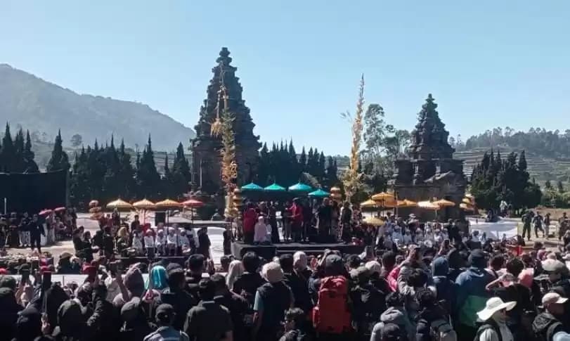 Ribuan Wisatawan Menyaksikan Prosesi Ruwatan Masal Anak