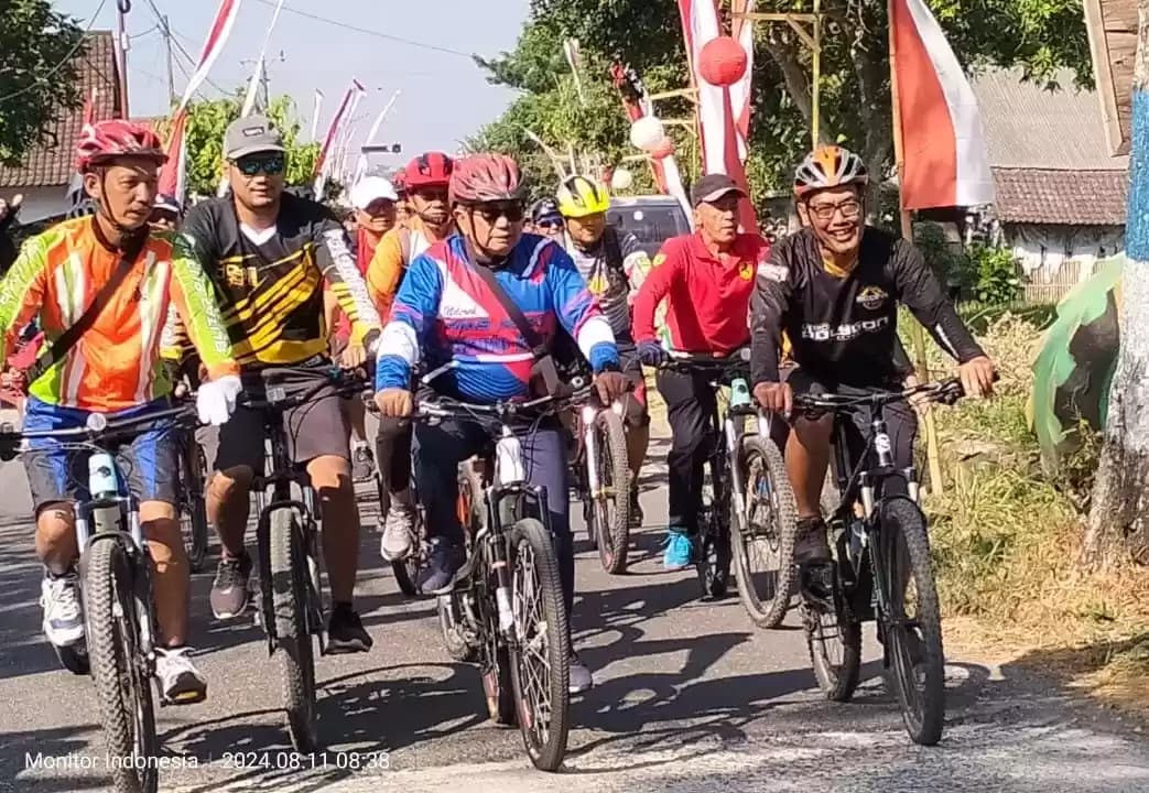 Rijanto bersepeda bareng para penggemar sepeda sehat
