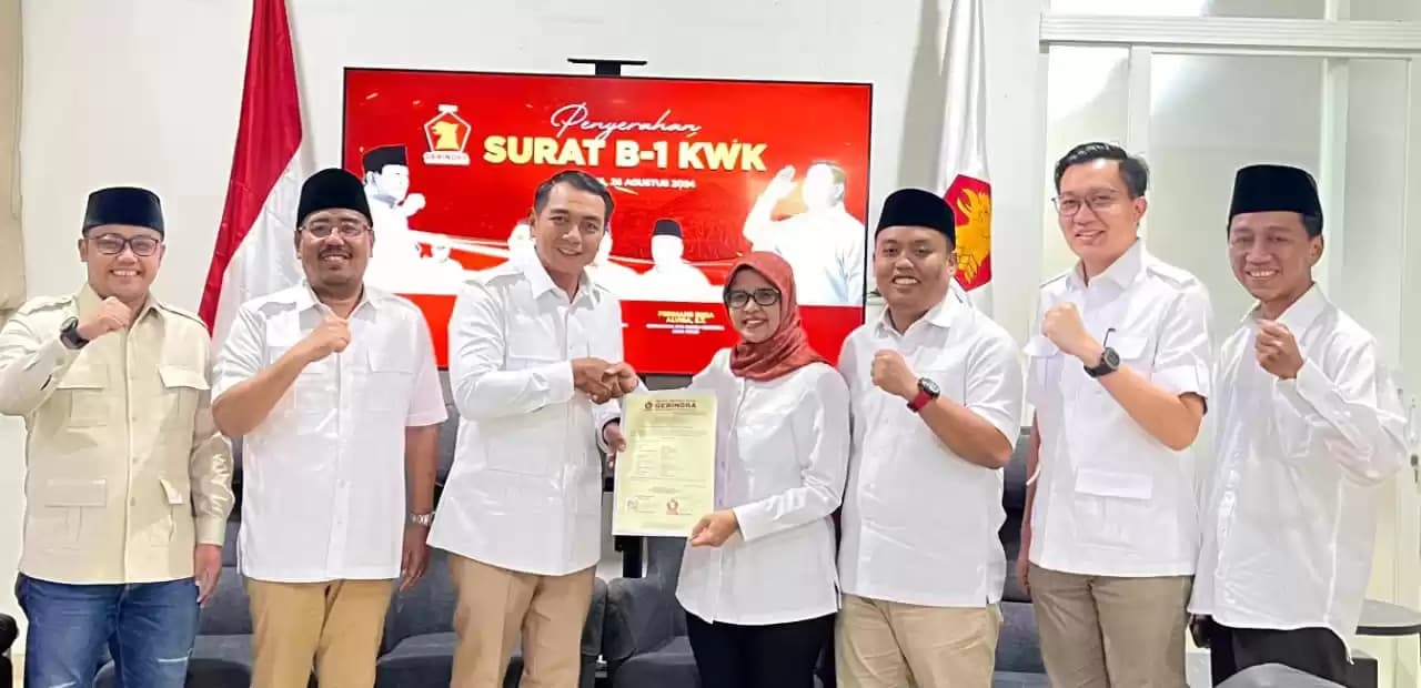 Rini Syarifah bersama Abdul Ghoni, menerima surat rekomendasi dari DPP Partai Gerindra