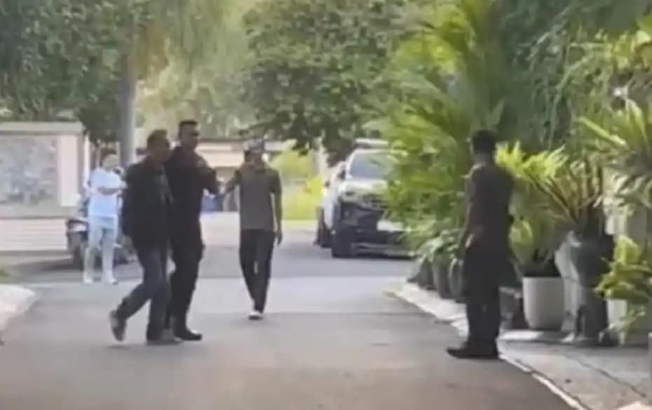 Rismon Hasiholan Sianipar saat tiba di kediaman Presiden ke-7 RI, Joko Widodo (Jokowi)