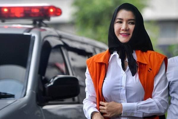 Saat Kunjungi Rita Widyasari, Azis Syamsuddin Kasih Amplop ke AKP Robin