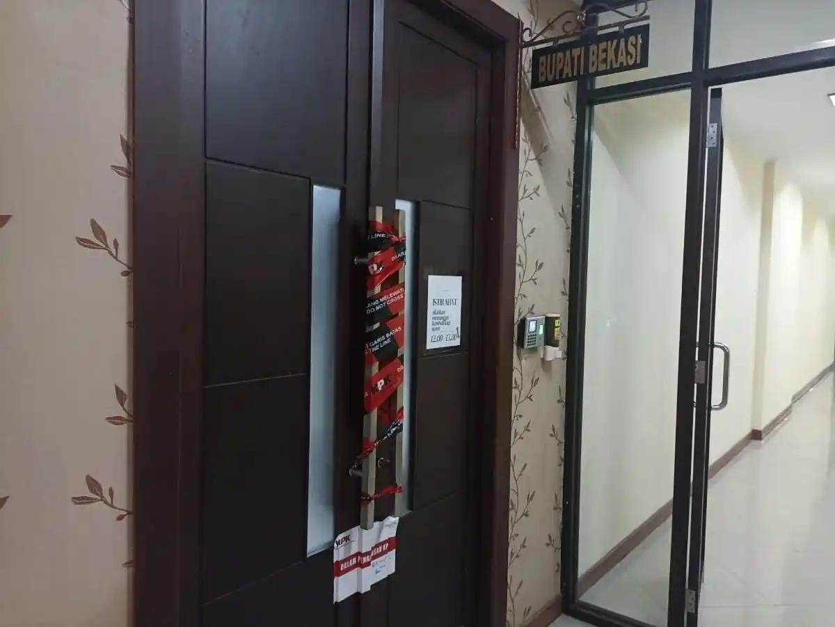 Ruang Kerja Bupati Bekasi Disegel KPK, Ada Apa