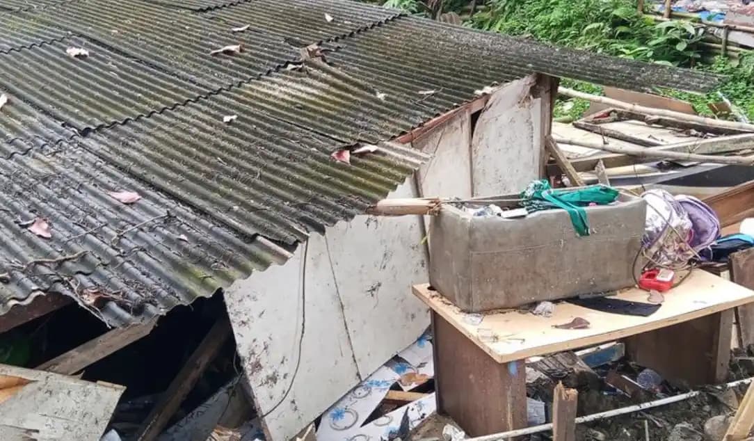 Rumah roboh akibat tanah bergerak di Semarang