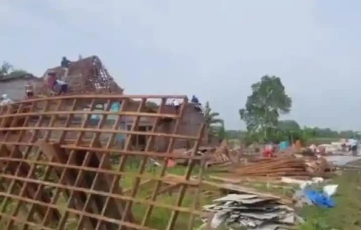 Rumah roboh milik warga Desa Kedungori