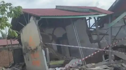Rumah rusak parah akibat gempa dengan magnitudo 6,0 di Provinsi Bengkulu