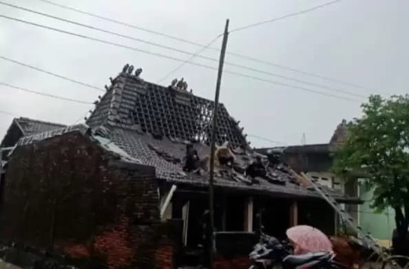 Rumah warga terkena puting beliung