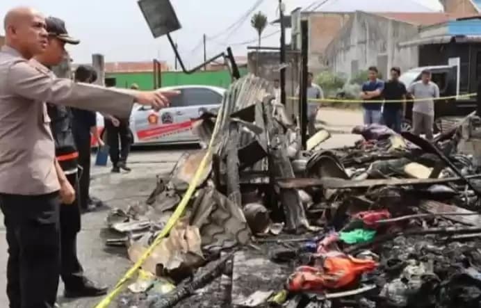 Rumah wartawan di Kabupaten Karo, Sumatera Utara yang terbakar