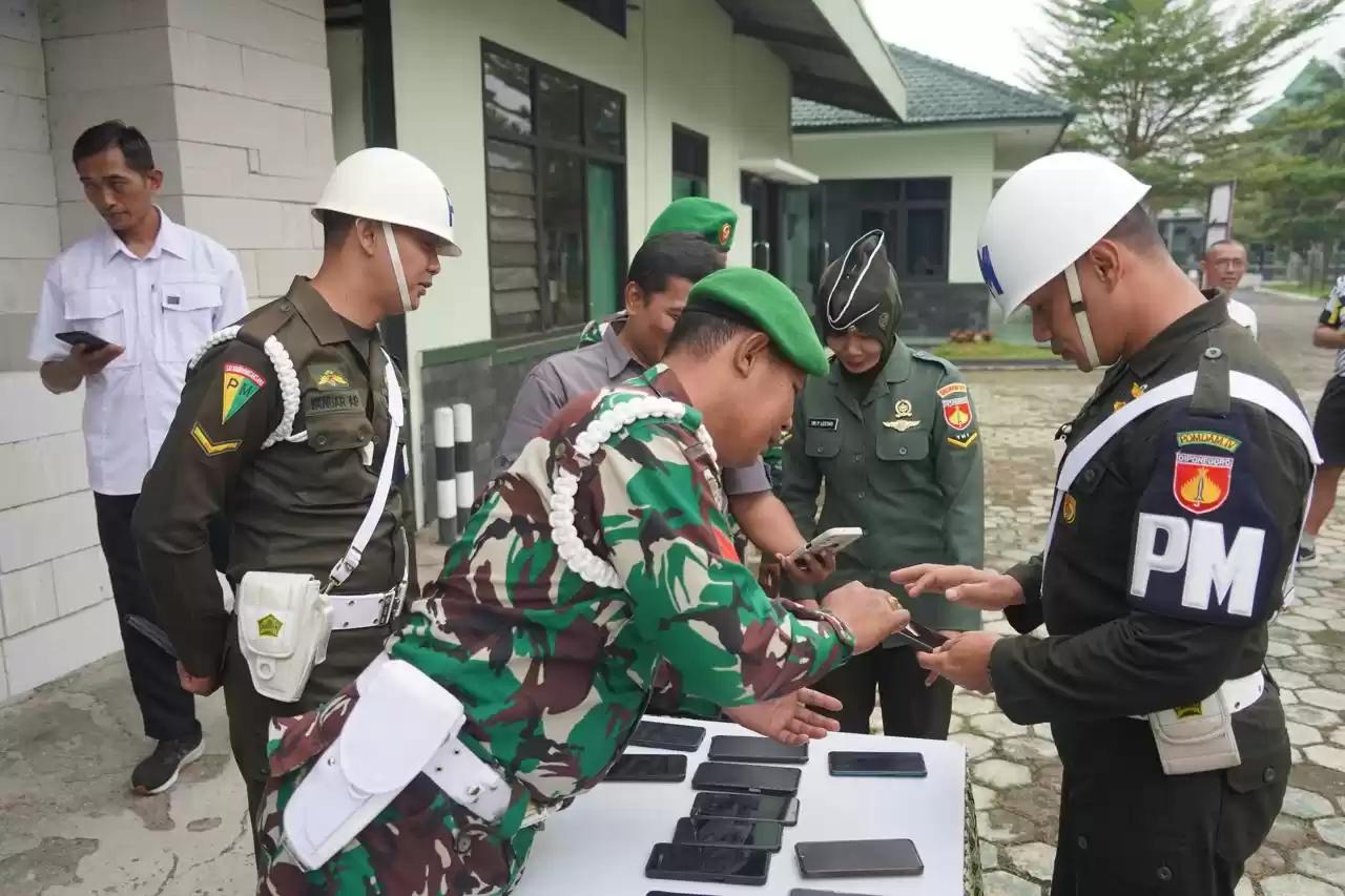Saat cek HP anggota Korem Wijayakusuma