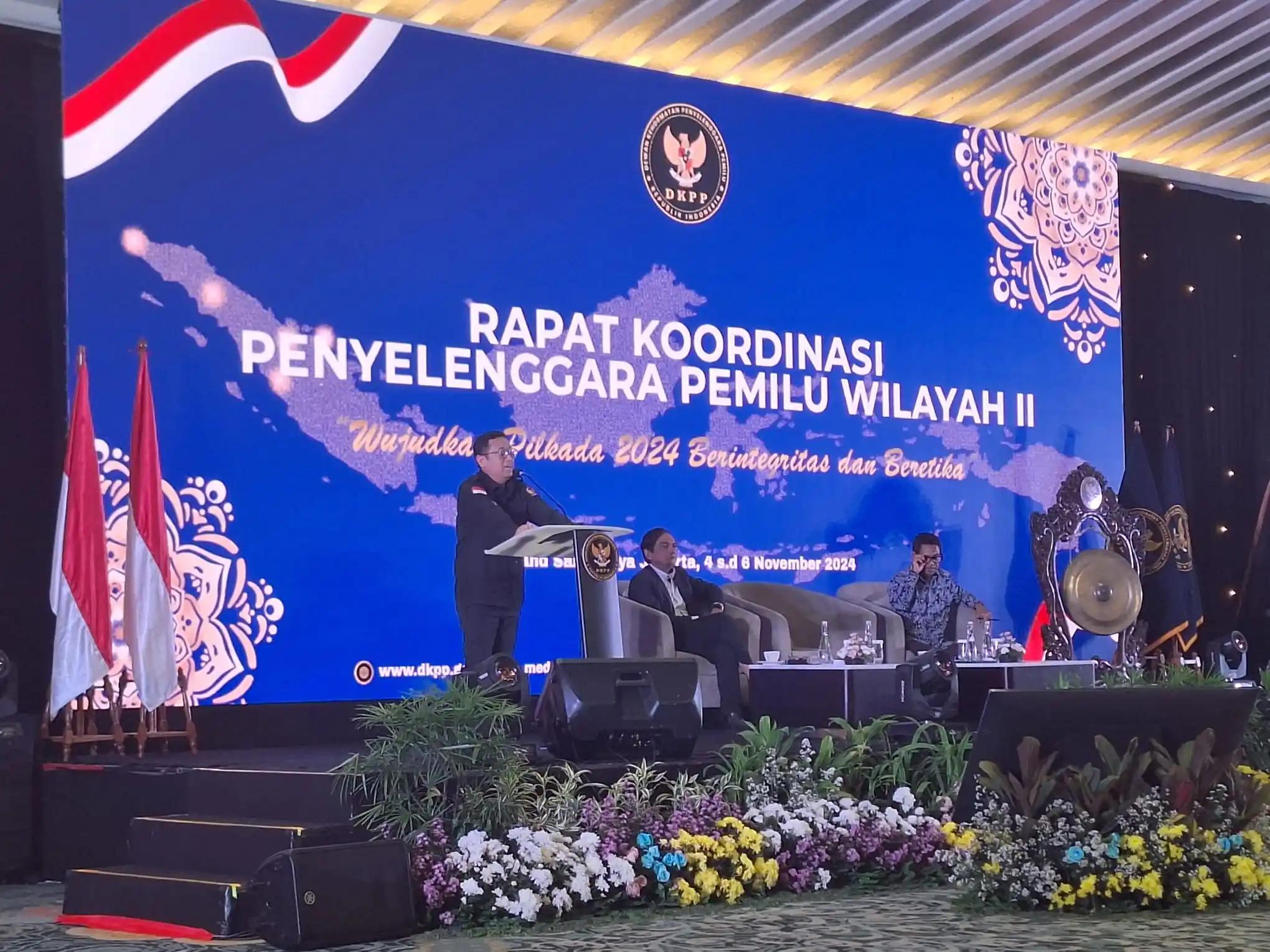 saat memberikan sambutan dalam acara Rapat Koordinasi Penyelenggara Pemilu Wilayah II yang diselenggarakan DKPP RI