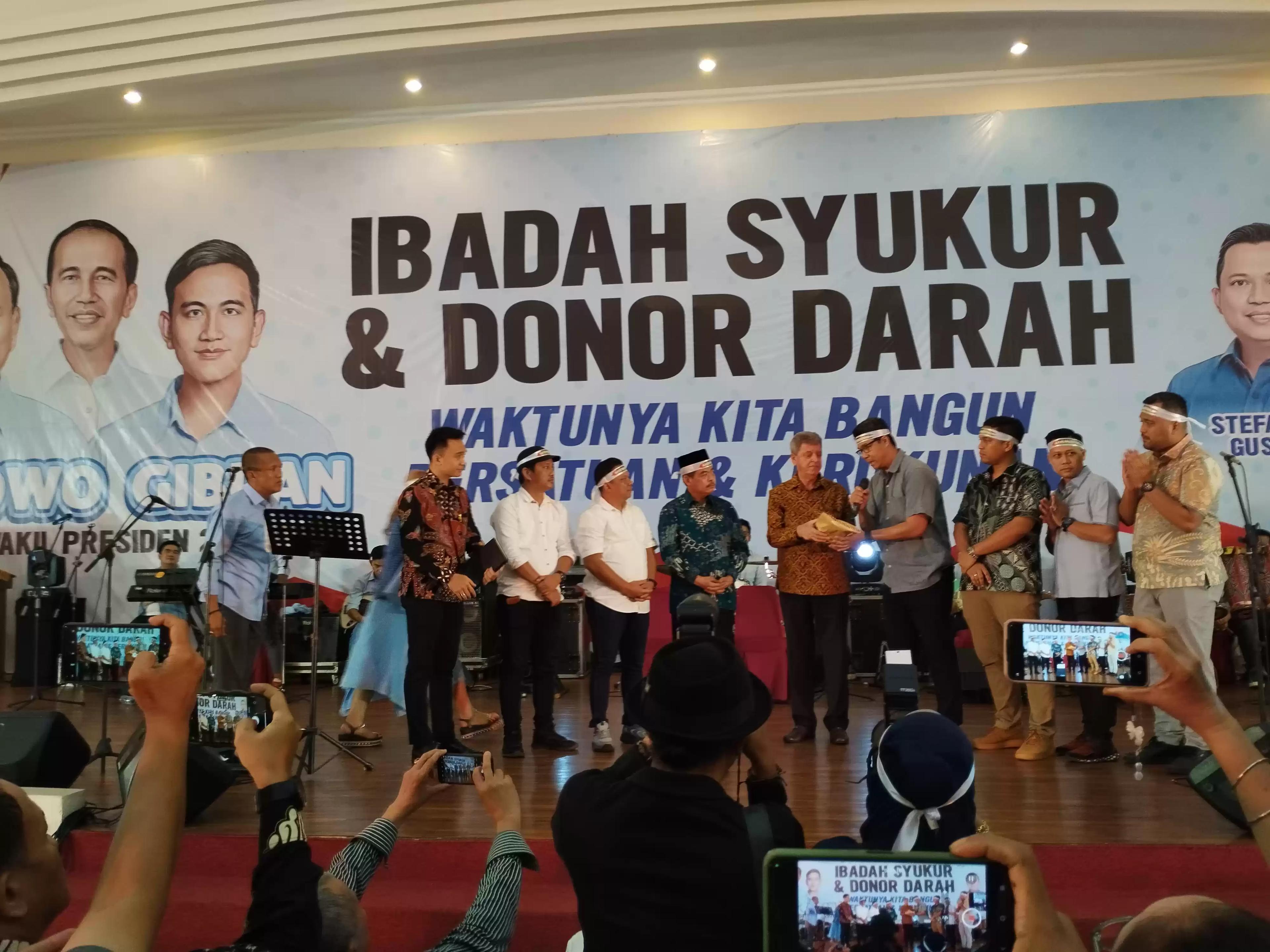 Sahabat Bang Ara menyerahkan sumbangan untuk Palestina yang diterima langsung oleh Dubes Palestina untuk Indonesia Zuhair Al-Shun (Foto: MI/Dhanis)