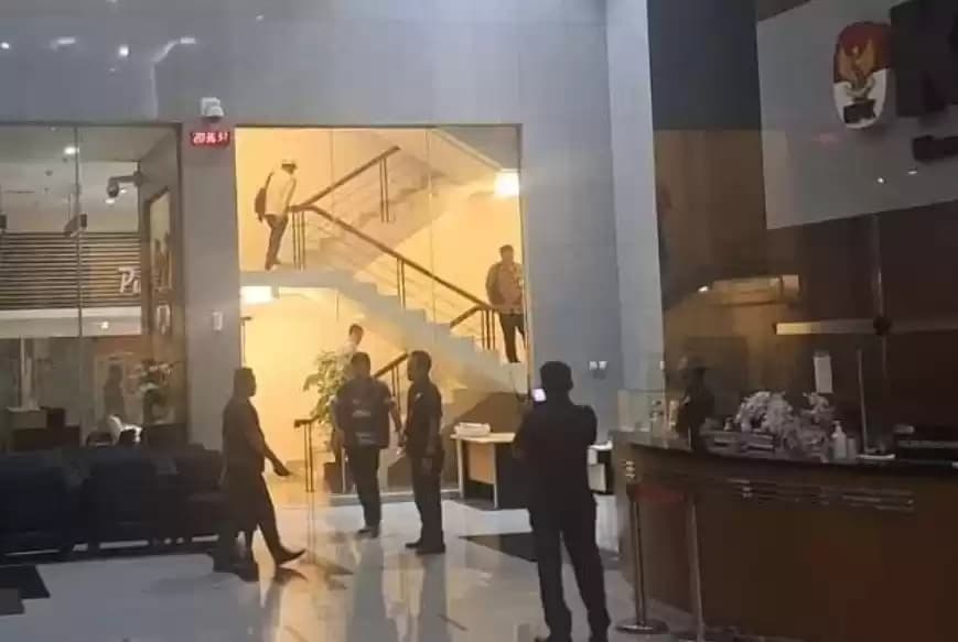 Salah satu terduga tersangka kasus korupsi di Maluku Utara saat ditiba di gedung KPK, setelah ditangkap paksa penyidik