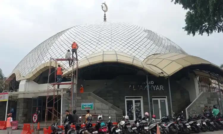 Sambut Ramadan, Kubah Masjid Al Akhyar Bapenda Jabar Dibersihkan
