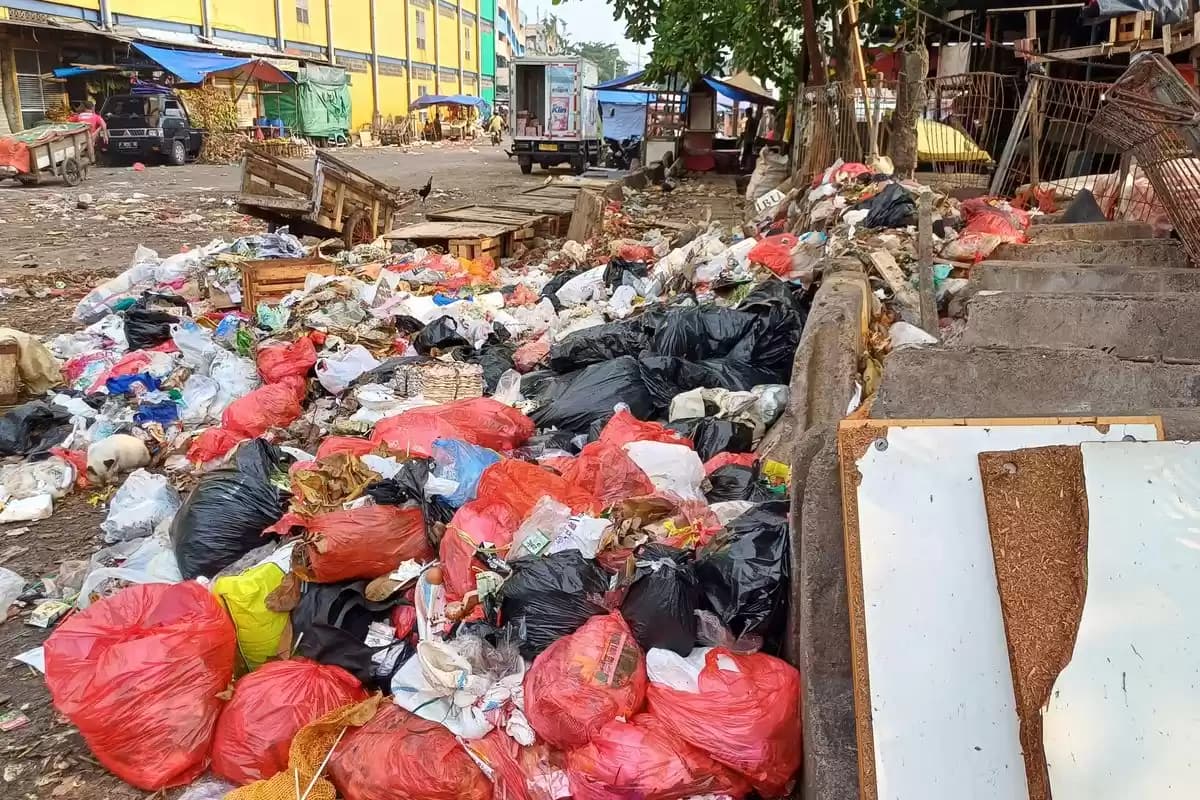 Sampah berantakan di Lokbin kawasan Ragunan karwna warga buang sampahnya sembarangan akhirnya menyebarkan bau dan jorok dekat permukiman