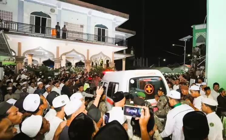 Santri dan warga dari berbagai daerah menyambut kedatangan jenazah Tgk Muhammad Yusuf A Wahab