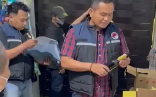Sat Resnarkoba Polres Gresik Menggerebek Toko Sembako yang Menjual Miras Ilegal