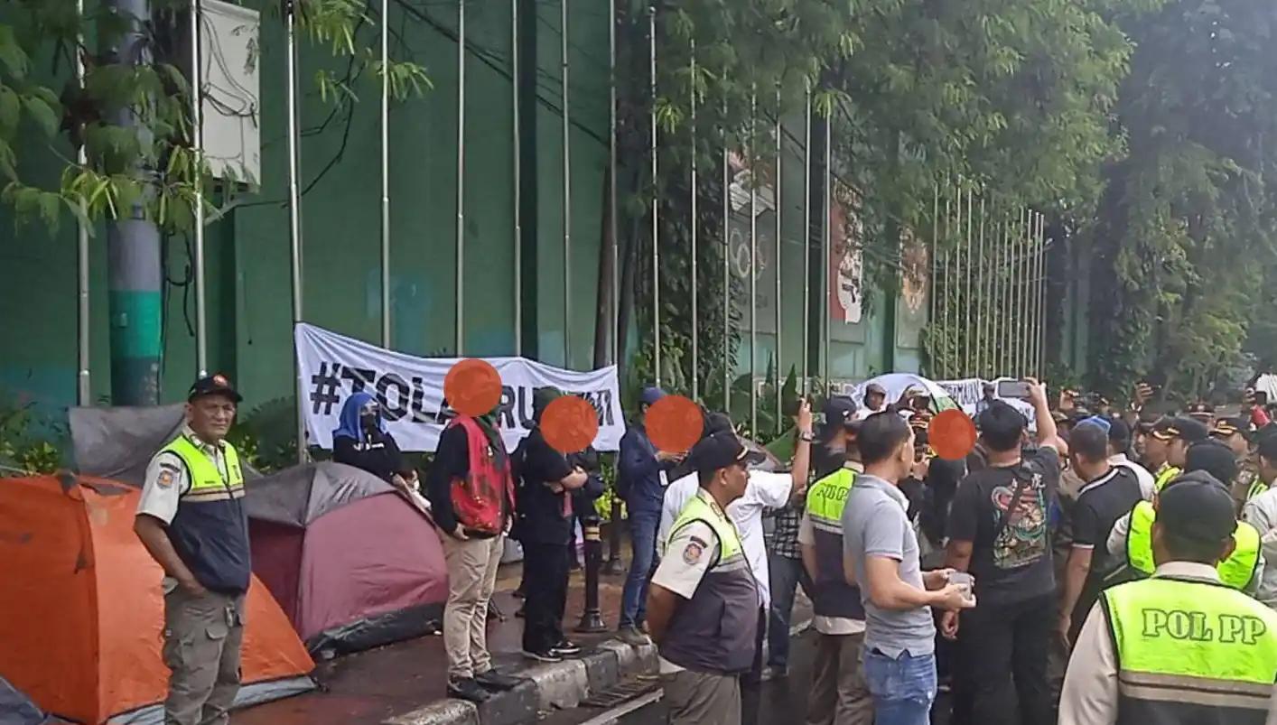 Satpol PP Bubarkan Aksi Tolak UU TNI di Depan Gerbang Pancasila Gedung DPR RI