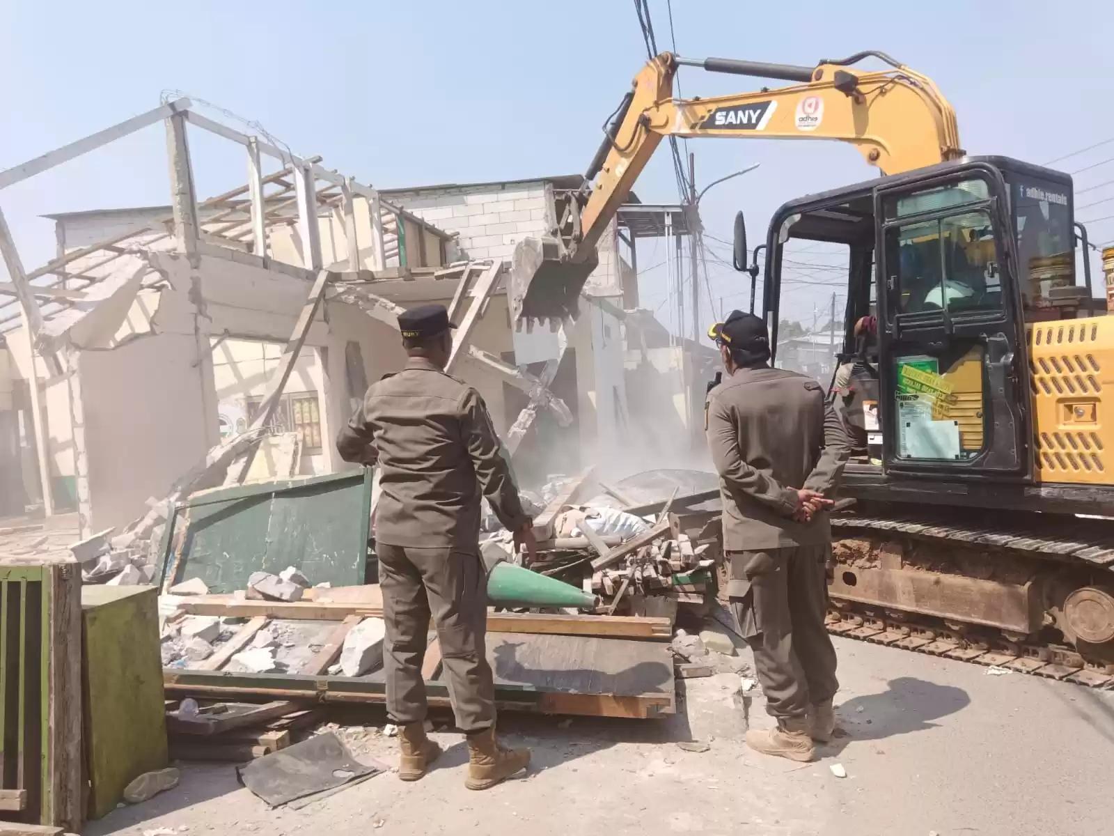 Satpol PP Jakut Tertibkan Rumah Warga Terdampak Proyek Pompa Green Garden Cakung Cilincing