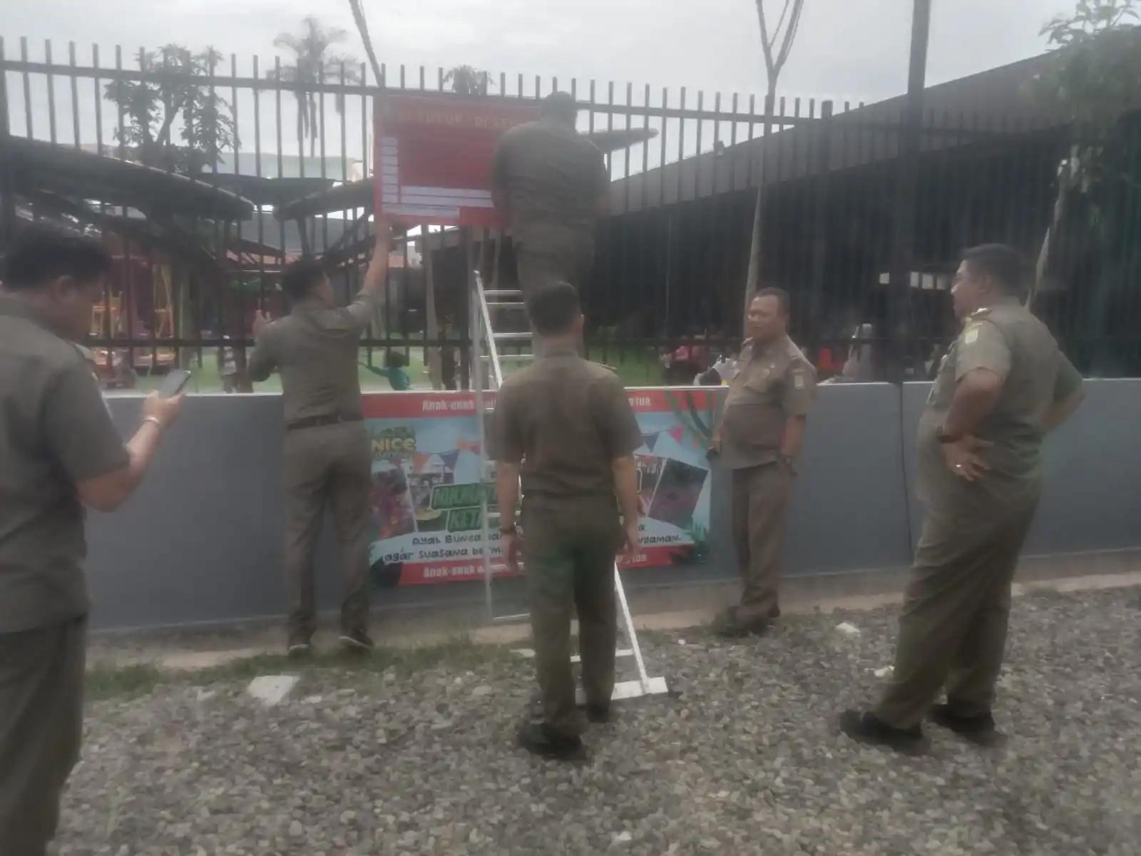 Satpol PP Kota Tanggerang menyegel tempat wisata The Nice Garden Pinang