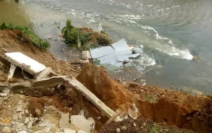 Satu bangunan rumah warga Desa Pondok Panjang, Kabupaten Mukomuko