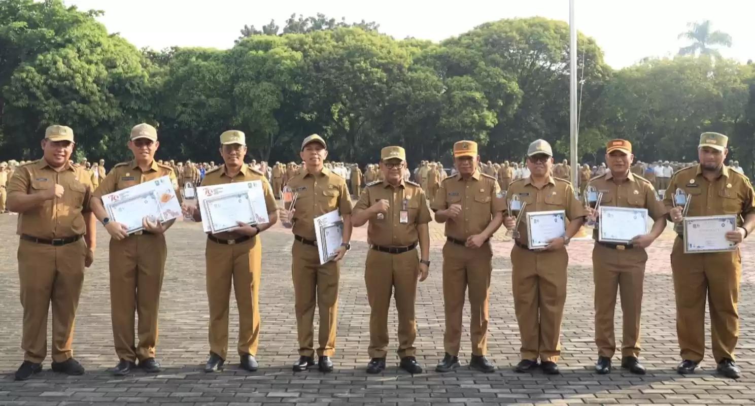 Sebelah Kiri, Kabag Humas (PPID Utama), Saut Hutajulu, Tengah, Pj Wali Kota Bekasi, R Gani Muhamad, Didampingi Setda, Junaedi Usai Menyerahkan Penghargaan Kepada 6 PPID Pelaksana Terbaik dari 43 SKPD