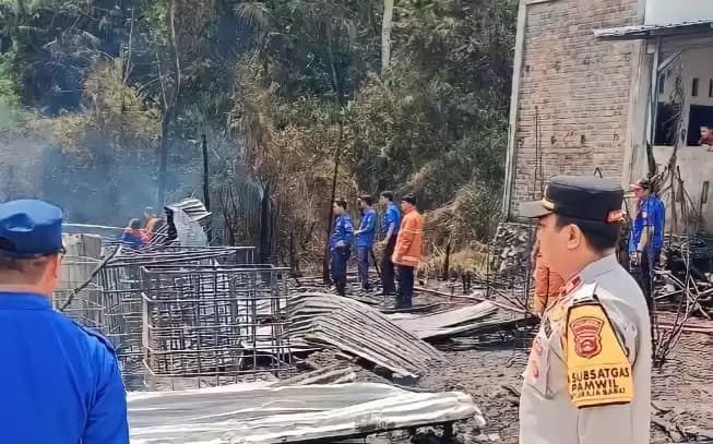 Sebuah gudang di Desa Karang Agung, Kecamatan Baturaja Barat diduga tempat penyimpanan BBM ilegal terbaka