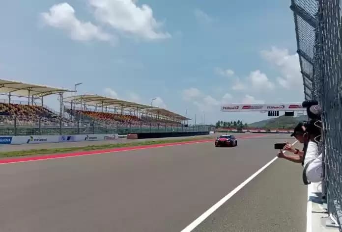 Sebuah mobil melintas di Sirkuit Mandalika