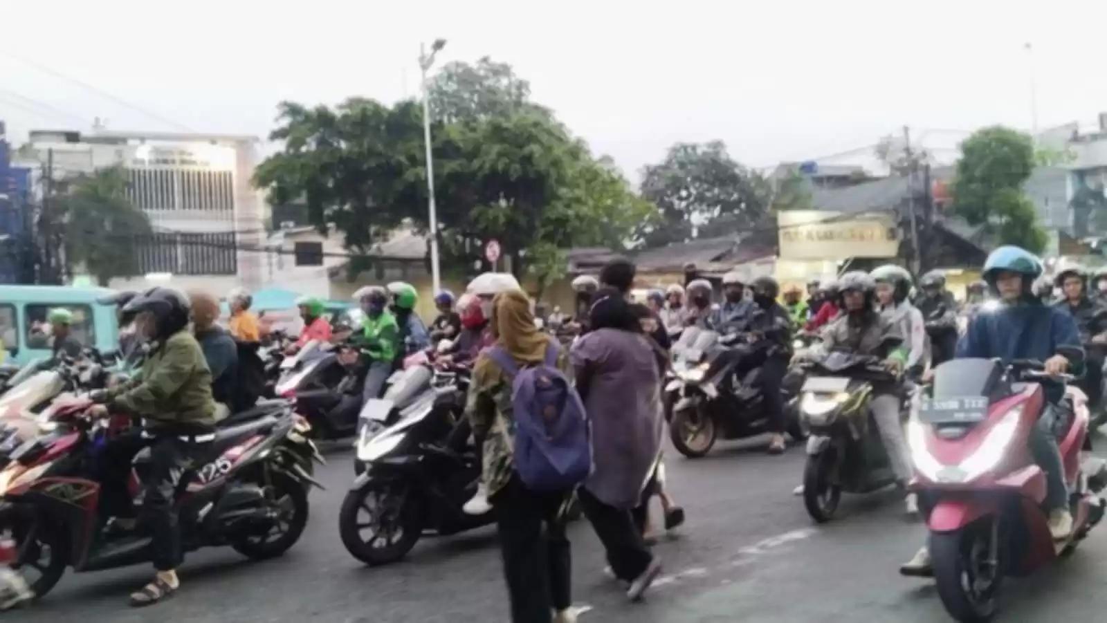Sejak lama warga harap JPO yang sedang dibangun di Jalan Dewi Sartika, Jakarta Timur, cepat kelar. Sebab akibat lamanya JPO yang vital bagi warga itu belum juga selesai, warga sekitar susah nyeberang di lokasi itu.