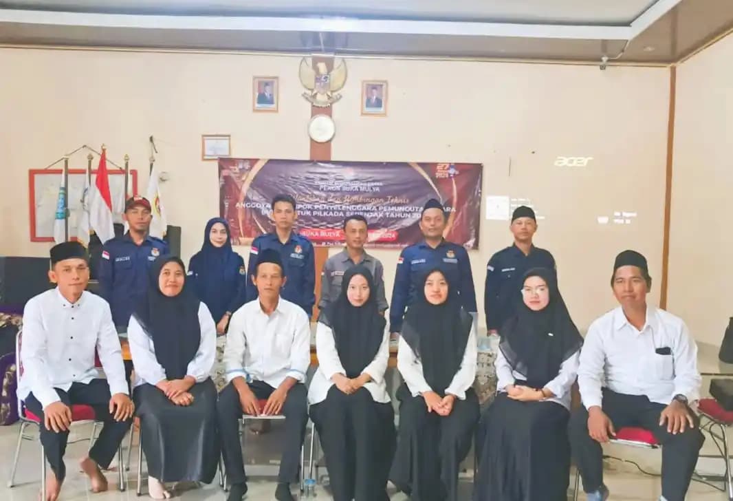 Sejumlah anggota KPPS Suka Mulya