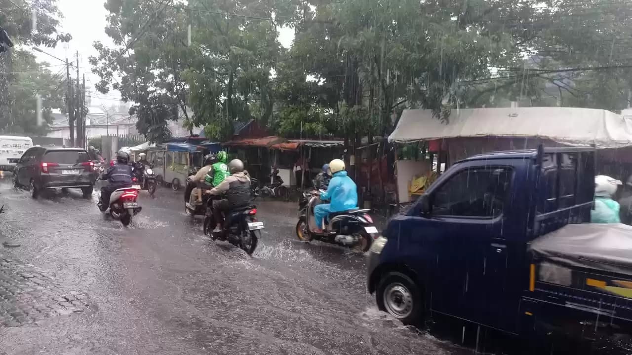 Sejumlah kendaraan di jalan hujan