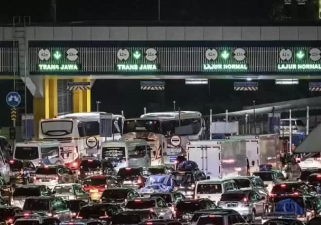 Sejumlah kendaraan pemudik