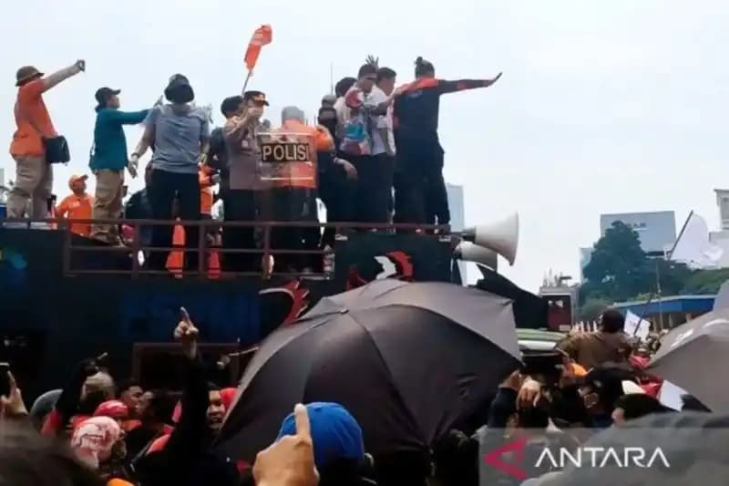 Sejumlah massa melakukan pelemparan ke arah mobil komando