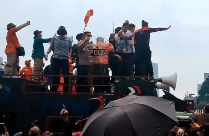 Sejumlah massa melakukanunjuk rasa