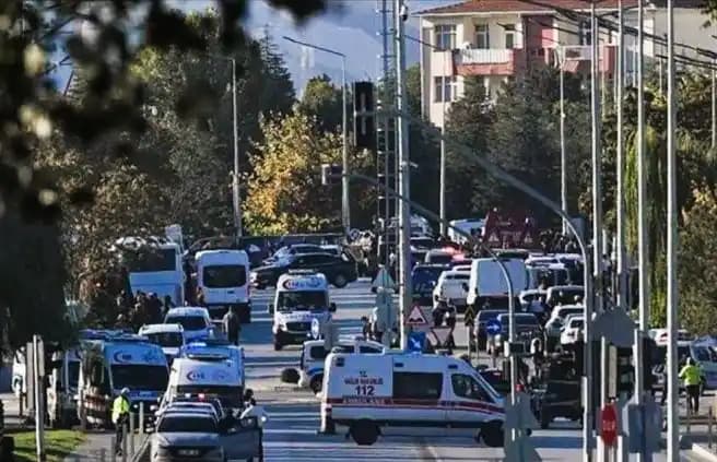 Sejumlah mobil ambulans bersiaga di dekat fasilitas perusahaan dirgantara Turki