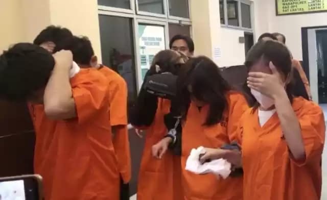 Sejumlah selebgram saat akan dibawa ke pusat rehabilitasi BNN Lido,