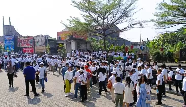 Sejumlah umat Katolik asal daerah Kabupaten Tangerang hendak berangkat ke GBK