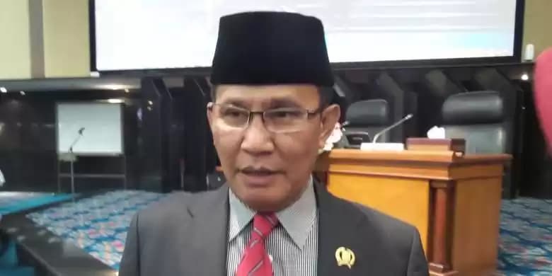 Sekertaris Komisi E DPRD DKI Jakarta, Jhonny Simanjuntak, memberi perhatian kepada pendidikan anak keluarga tidak mampu.