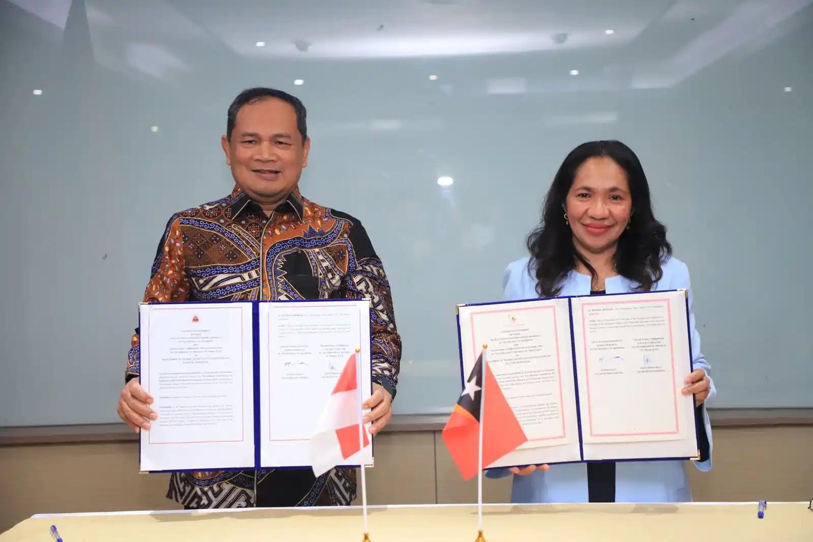 Sekjen Bawaslu Ichsan Fuady (kiri) bersama Sekretaris Jenderal CNE Republik Demokratik Timor Leste Odete Maria Belo (kanan) menunjukkan naskah PKS yang telah ditandatangani di Bali.
