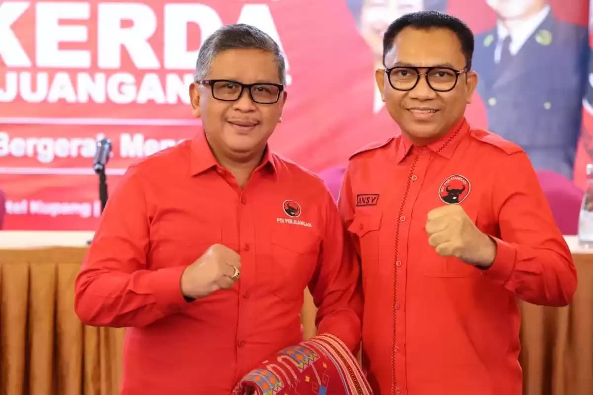 Sekjen PDIP Hasto Kristiyanto (kiri) berpose dengan Cagub NTT Ansy Lema
