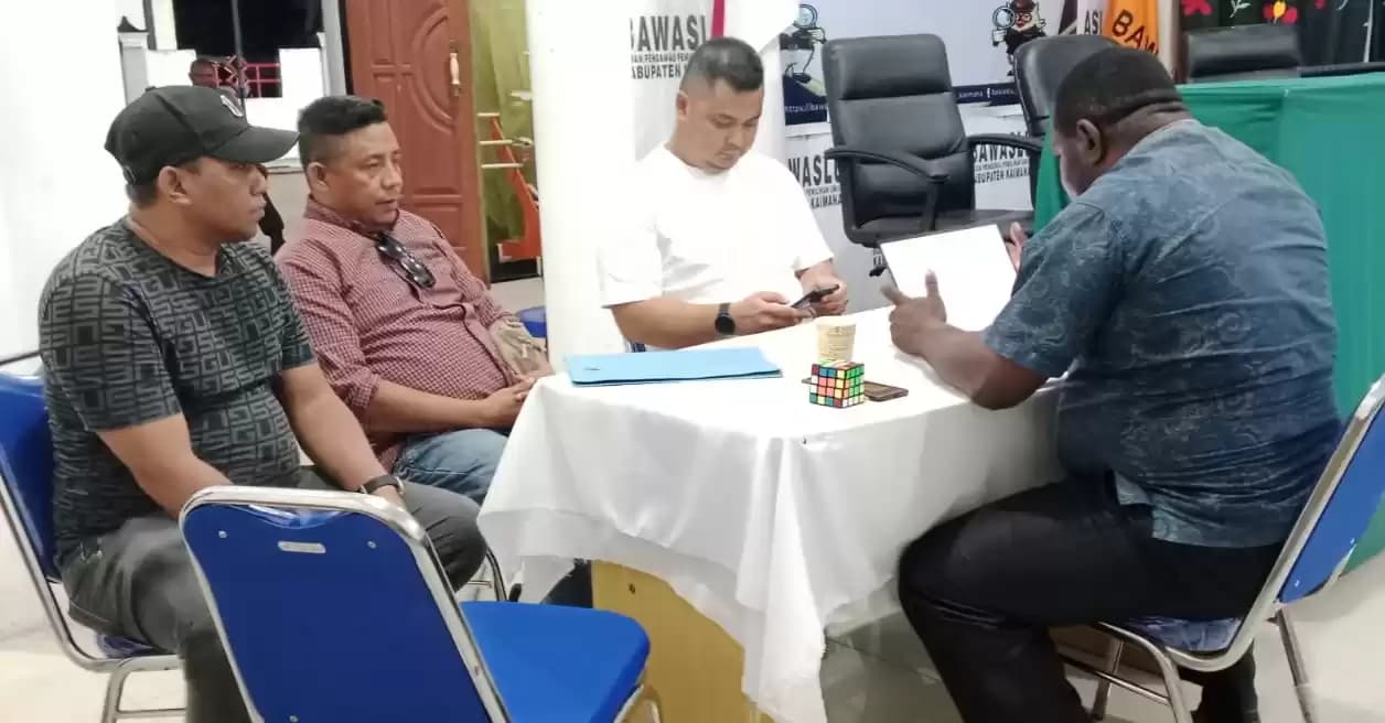 Sekretaris DPD PAN Kaimana Larry M Bororing laporkan dugaan pemalsuan tanda tangan ke Bawaslu Kaimana