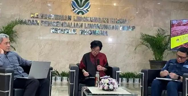 Sekretaris Menteri LH/Sekretaris Utama BPLH, Rosa Vivien Ratnawati (Tengah)