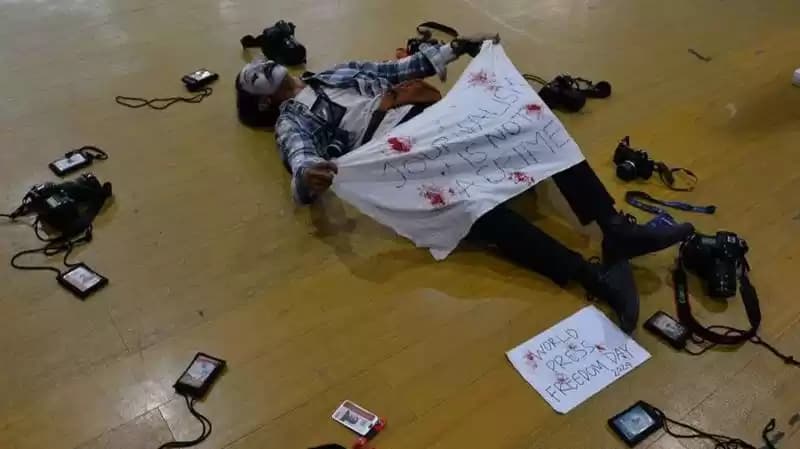 Seniman Wanggi Hoed mementaskan seni pantomim hari kebebasan pers sedunia atau World Press Freedom Day saat penyelenggaraan Anugerah Pewarta Foto Indonesia (APFI) 2024 di Bandung Creative Hub, Bandung, Jawa Barat, Jumat (03/05).