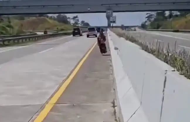 Seorang nenek-nenek ditemukan sedang berjalan kaki sendirian di Tol Cisumdawu